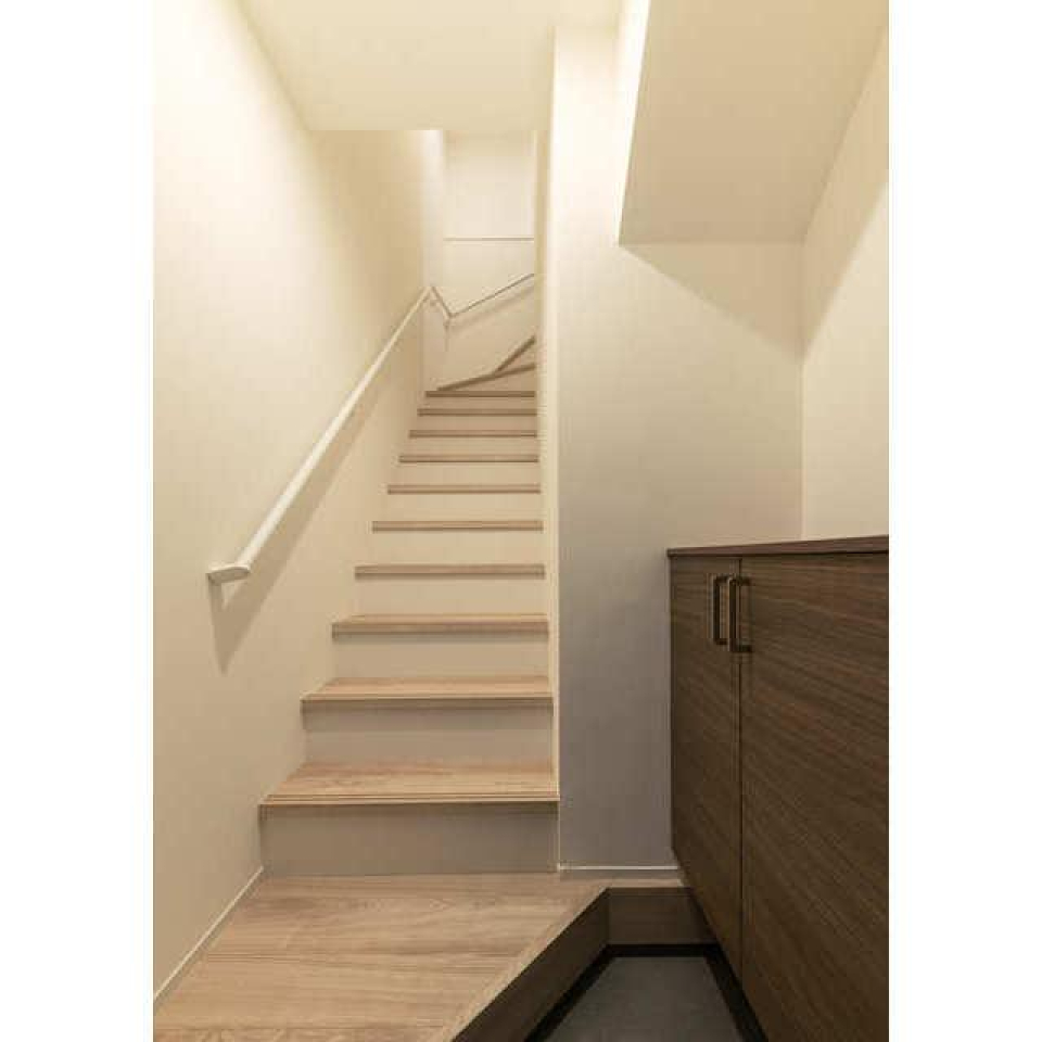 玄関です。シューズボックスがあり、上にも物を置けそうです。