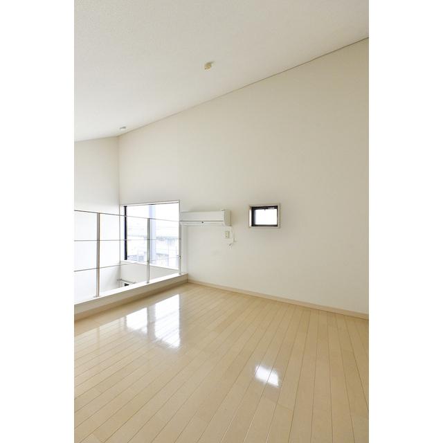 高窓があるため光が差し込みやすく、小窓で換気することも可能です。