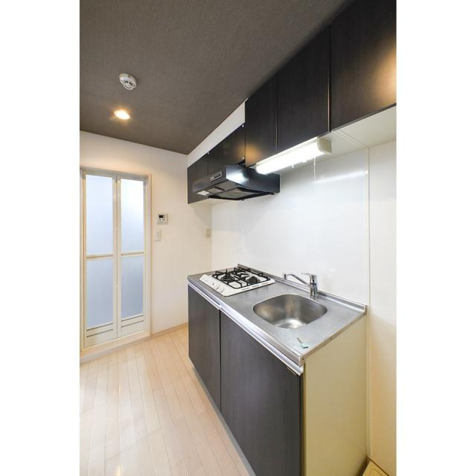 キッチンも黒でまとめられており統一感があります。