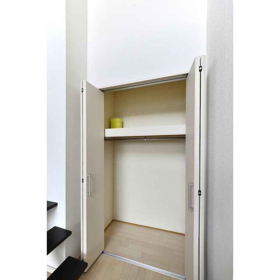 服をそのまま掛けられるハンガークローゼット付き。