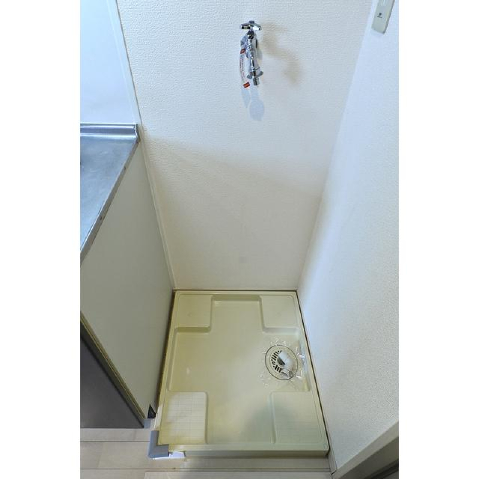室内洗濯機置き場はキッチン横にあります。