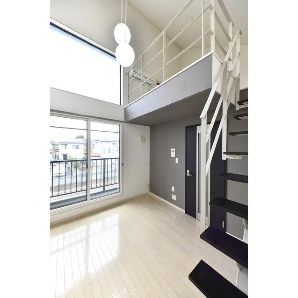 5.2帖の洋室は天井が高く、つい見上げたくなるような開放感です。