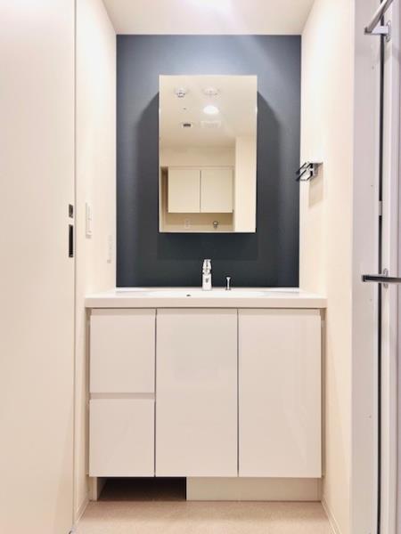 影の効果で鏡が浮いたように見える洗面台。