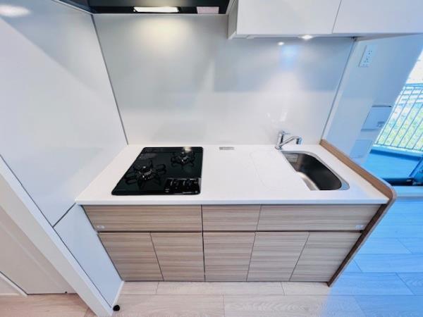 ２口のコンロが設置されていて、シンク上のカバーがワークトップを広くしてくれています。