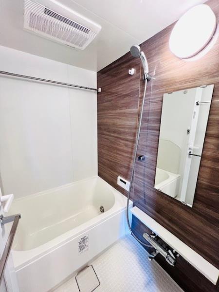 ブラウン調の落ち着いた浴室です。