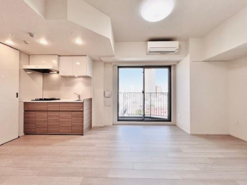 １０．５帖のゆとりのあるLDKです。北西向きにバルコニーがあります。