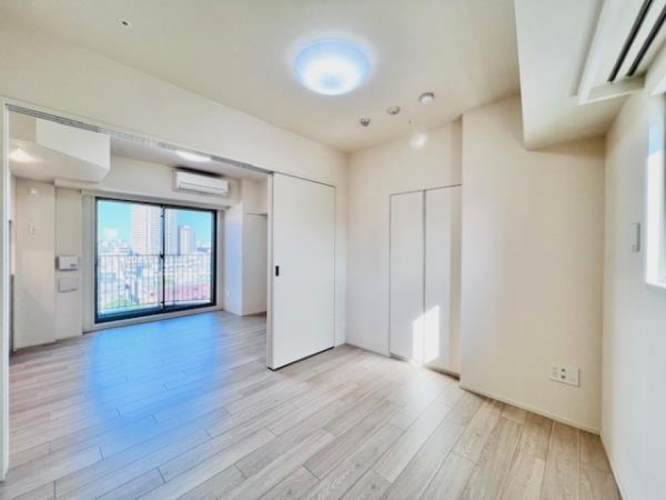 ５．５帖のベッドルームは西側に小窓がついていて、朝日を感じながら目を覚すことができます。