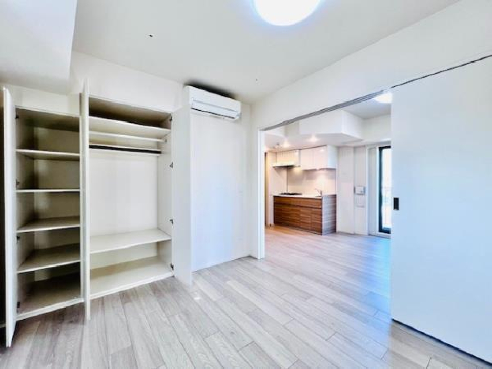 洋室内のクローゼットはセクション分けがされていて、用途ごとに分けて整理整頓がしやすそうです。