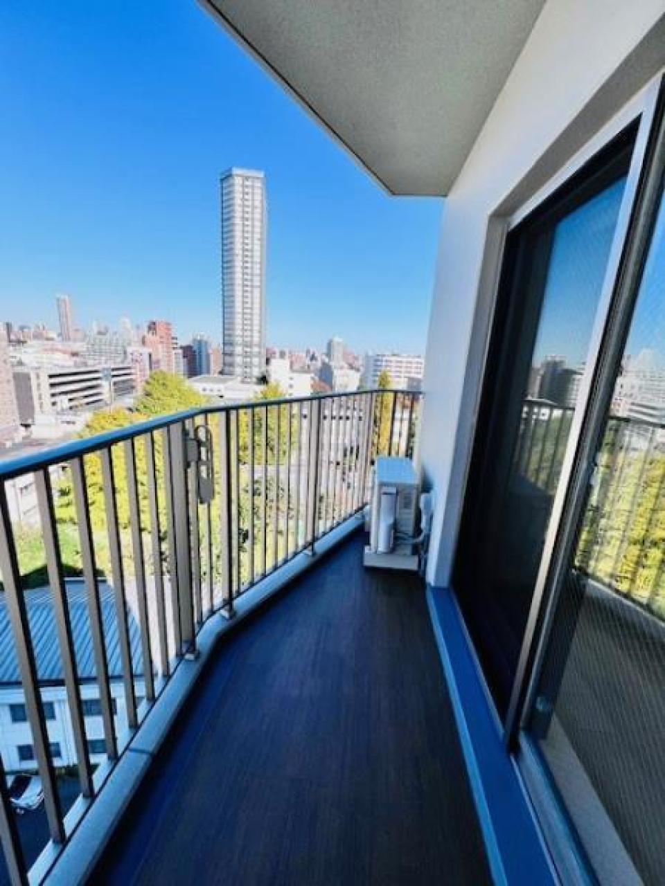 １４階建ての建物の１１階に位置するお部屋です。