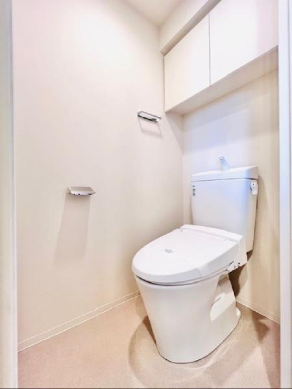 棚があるので日用品などストックするのに便利です。