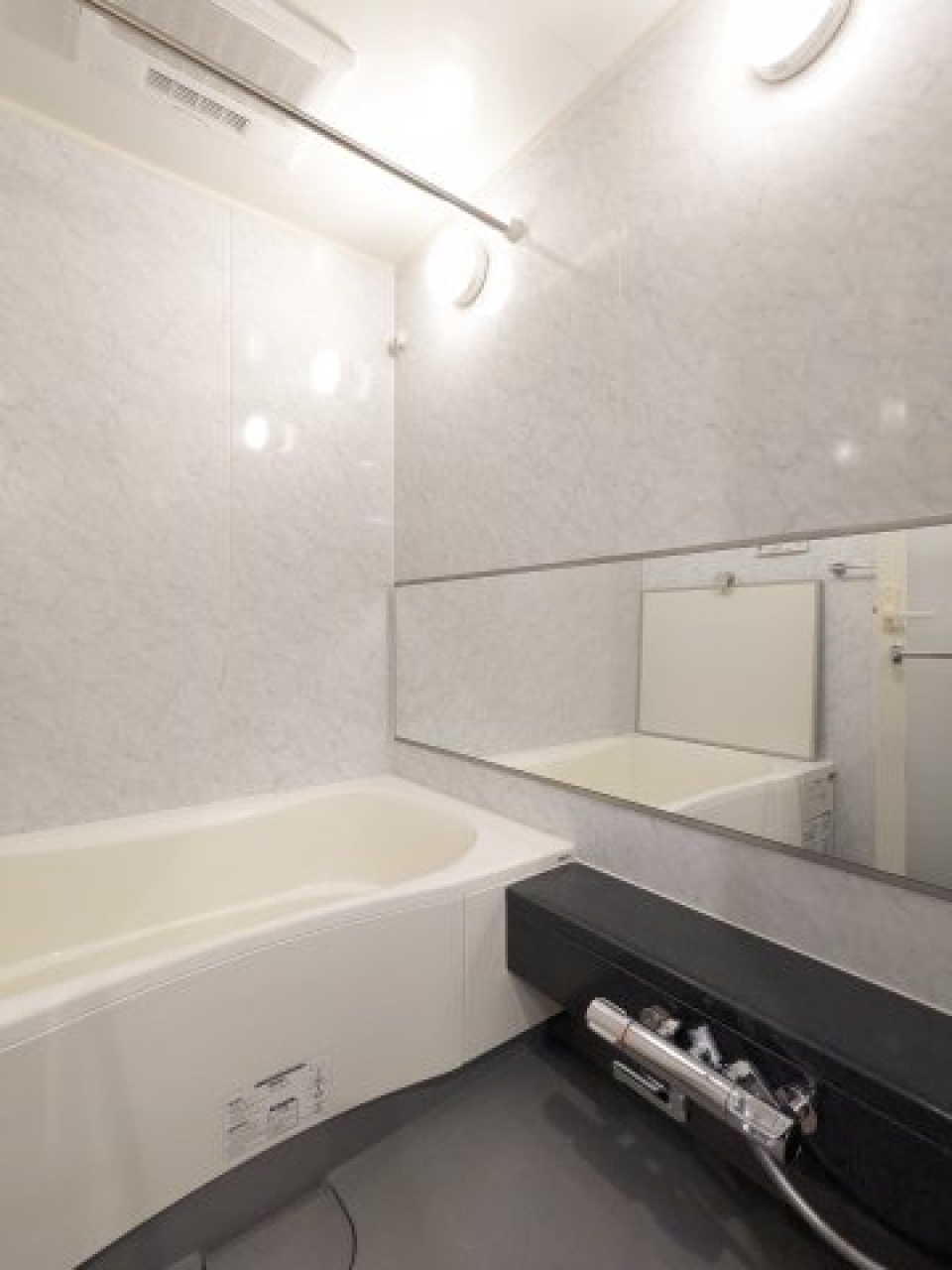 シックな雰囲気の浴室です。