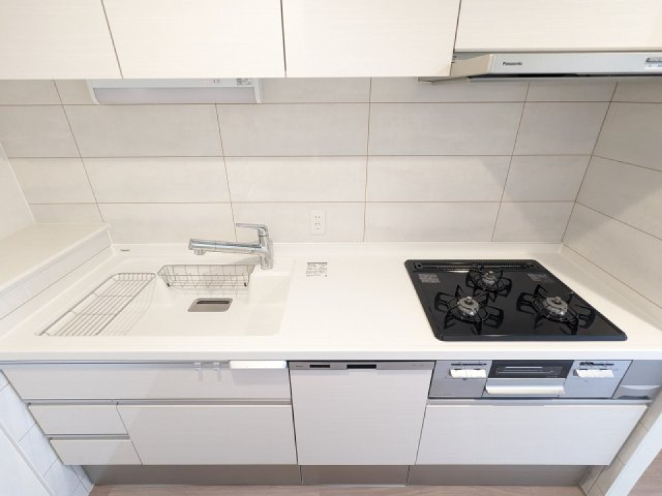 3口のガスコンロ付きです。