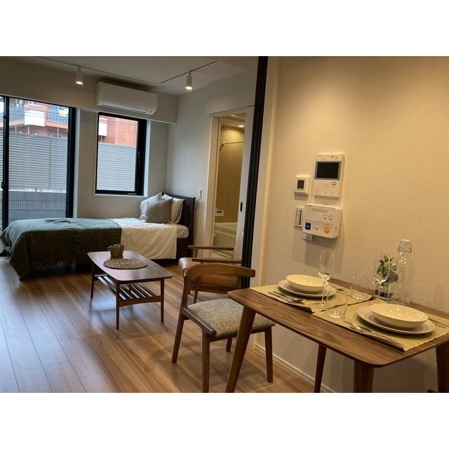 ダイニングとベッドルームの間のスライドドアを開けると、広々とした空間が広がります。