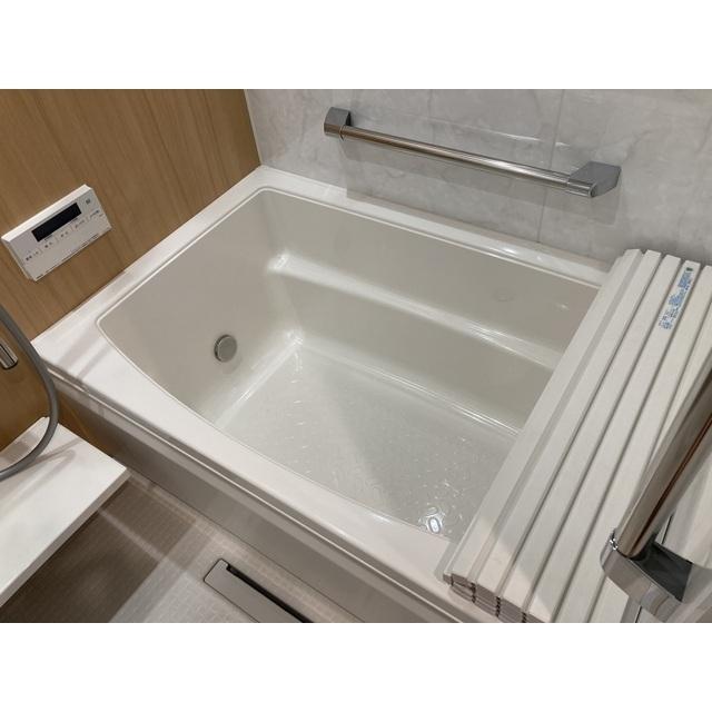 ナチュラルなパネルが導入された浴室です。