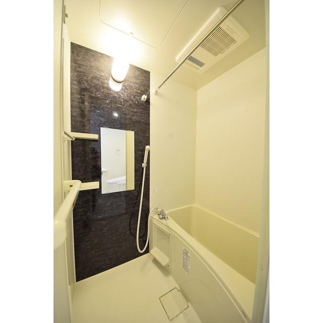 ブラックのパネルが導入された浴室です。