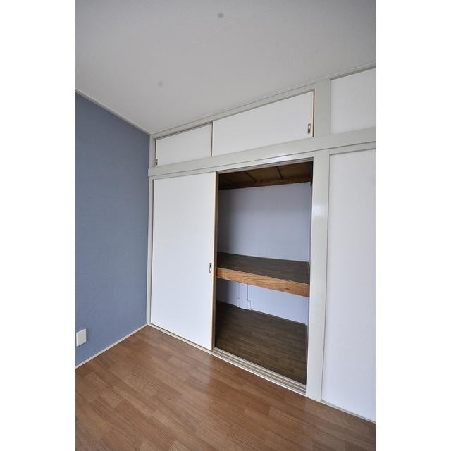 6帖の洋室には大型収納が付いています。