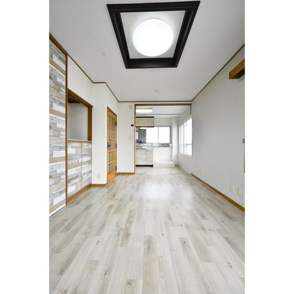 左手に収納、奥にキッチンと広々しています。