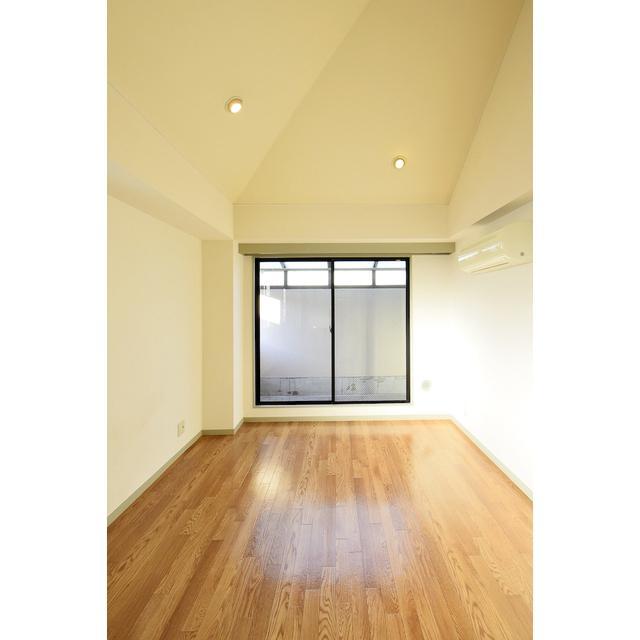 リビングダイニングと洋室からバルコニーへ行くことができます。