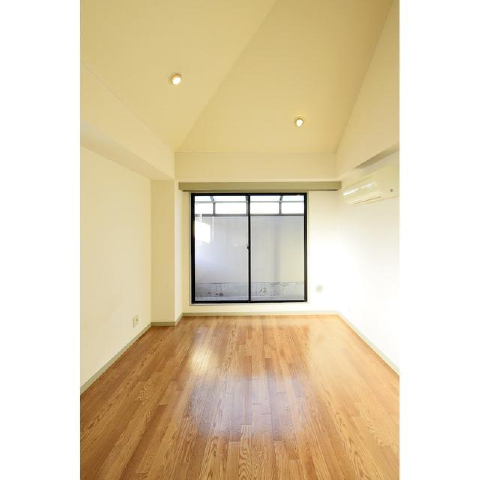 リビングダイニングと洋室からバルコニーへ行くことができます。