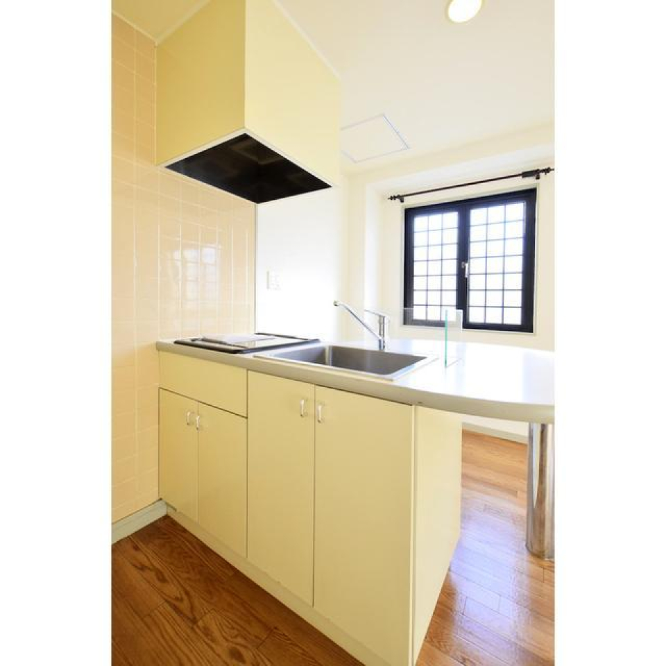 丸型のテーブルが特徴的なキッチンです。