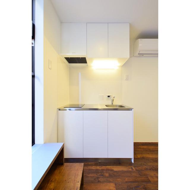 白くてこじんまりとしたきれいなキッチン。