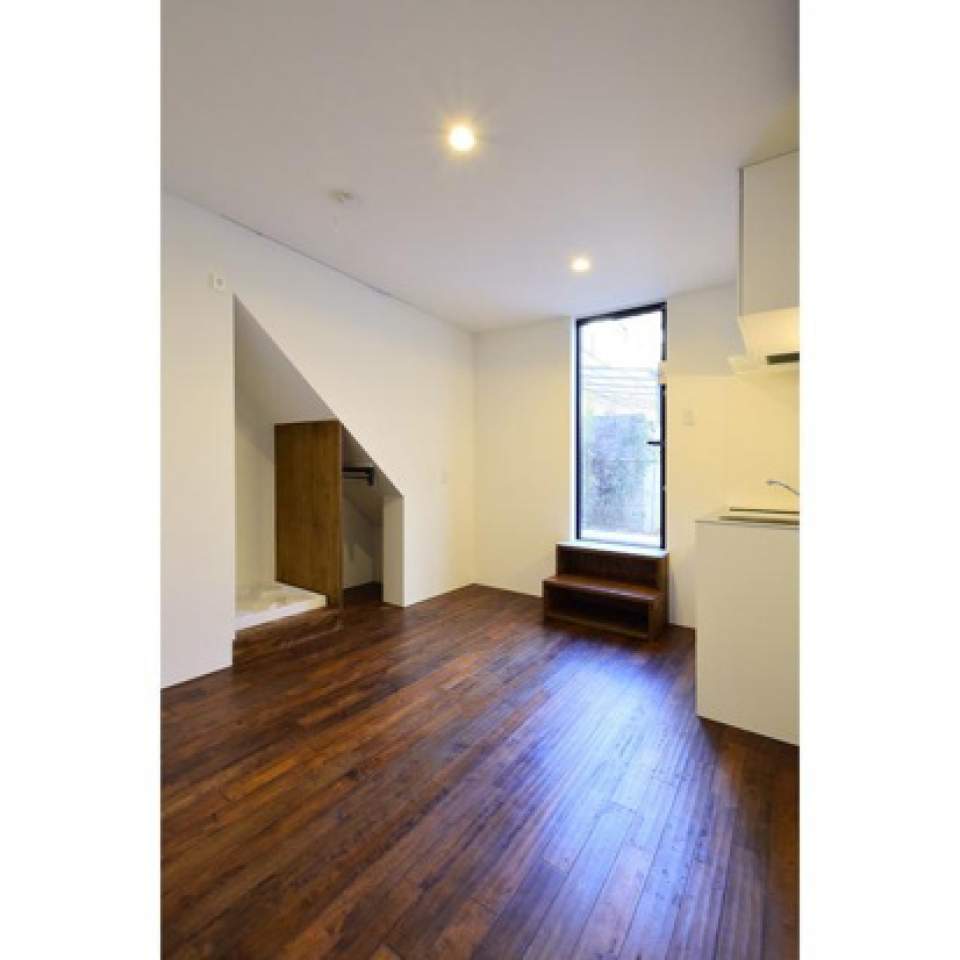 ダークブラウン×白の空間。