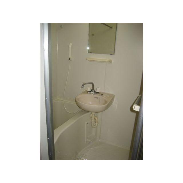 浴室と洗面台はお隣同士。