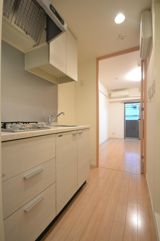 キッチンには２口のガスコンロが導入されています。※参考写真