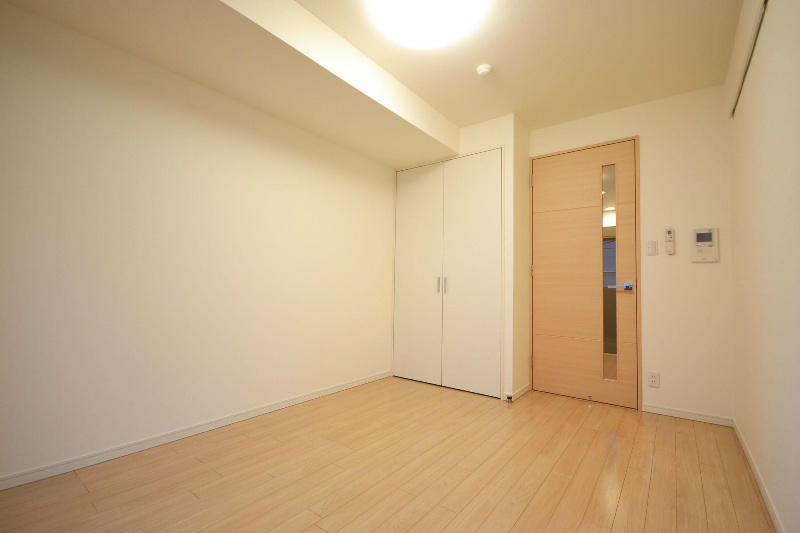 フローリングに合わせてナチュラルな建具が取り付けられています。※参考写真