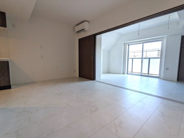 バルコニーは東向きなので、朝日を取り込める空間です。