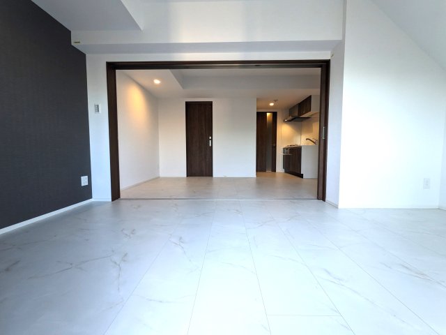 7.4帖の洋室と１０．８帖のLDKが広がります。