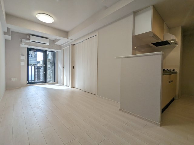 対面式キッチンからは洋室とテラスを眺めることが出来ます。