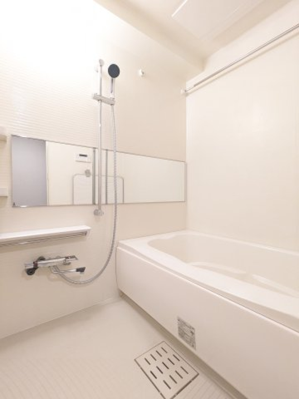 白くまとめられた浴室。