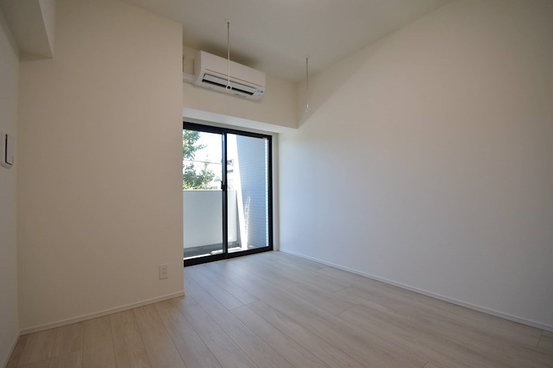 壁が白いので明るい印象です。