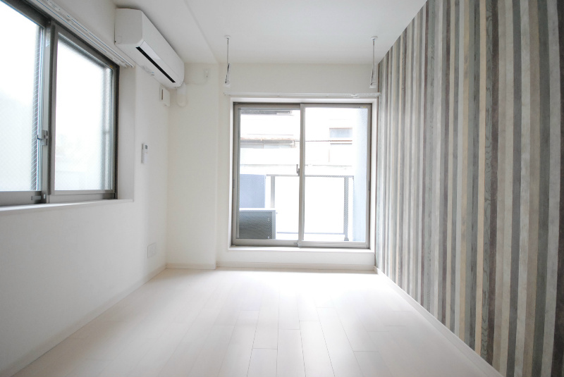 特徴的な壁紙だけど、アッシュ系でまとまりを感じます。