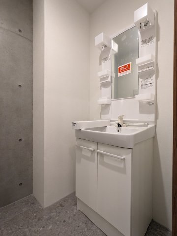 シンプルな独立洗面台。