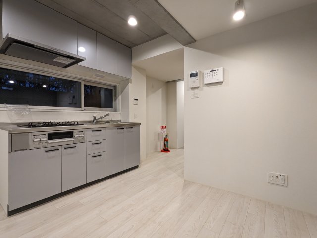 キッチンパネルもコンクリートと色合いを合わせたグレーカラー。