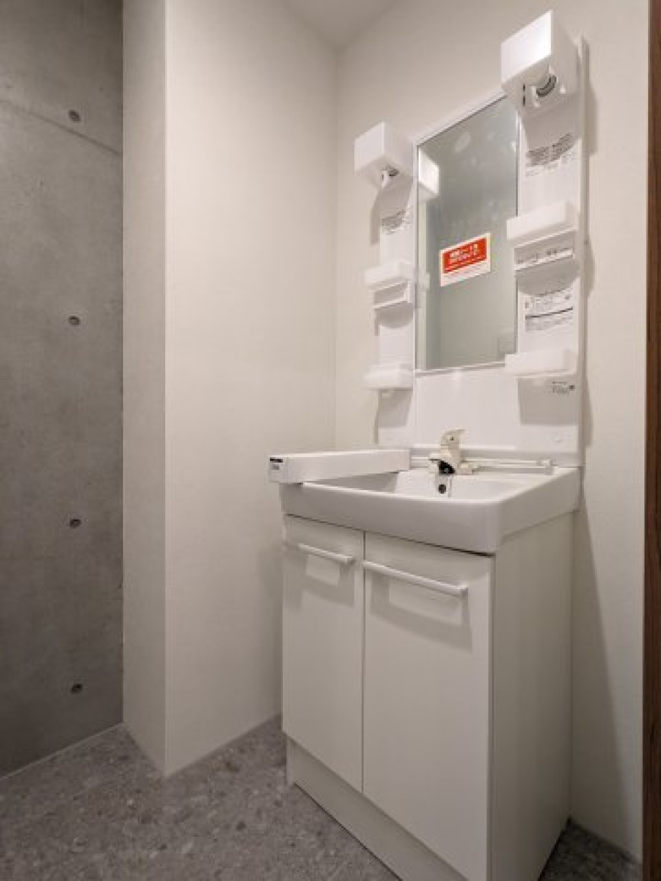 シンプルな独立洗面台。