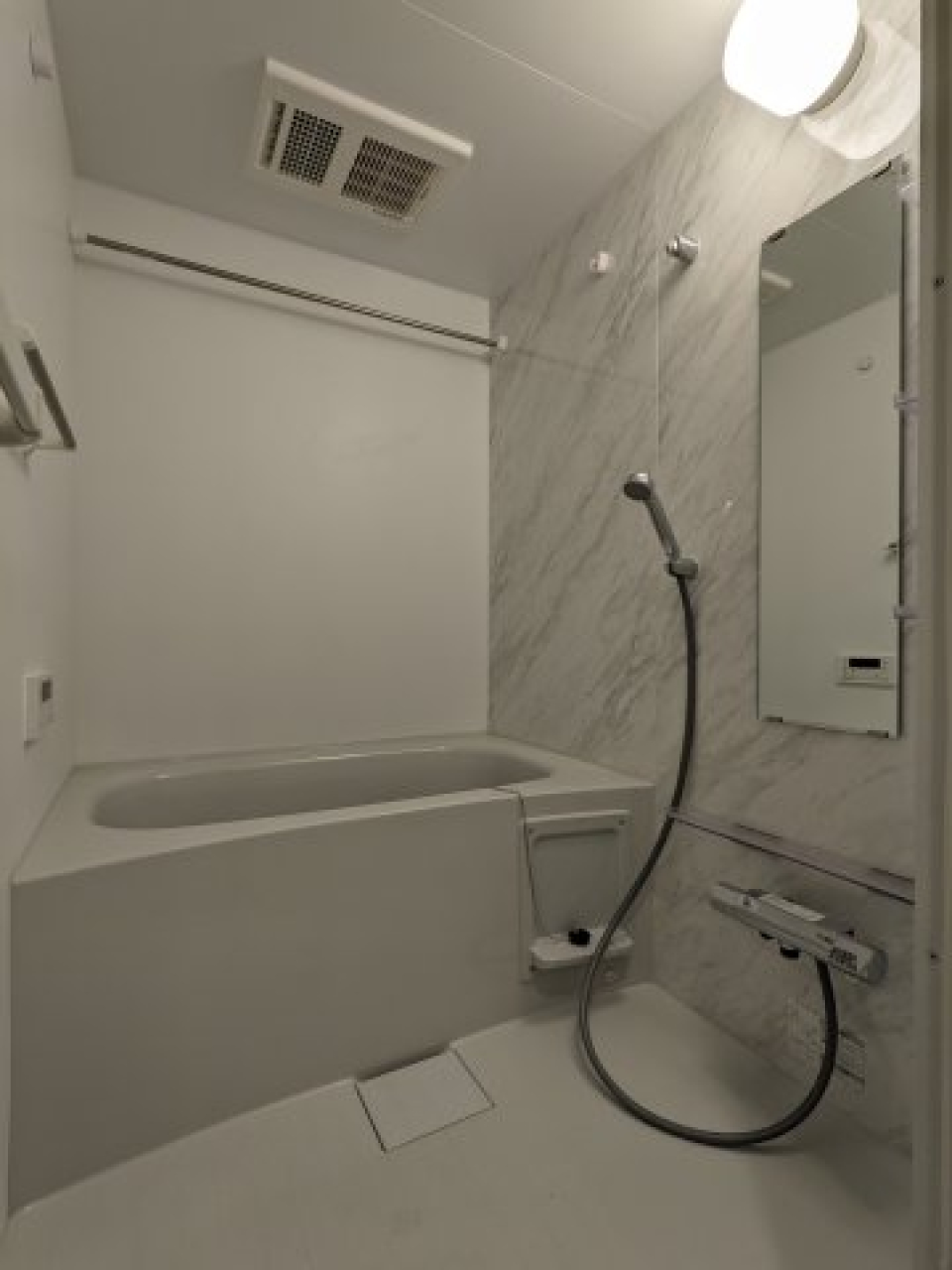 浴槽とシャワーが別々なので落ち着いて浴槽に浸かることができますね。