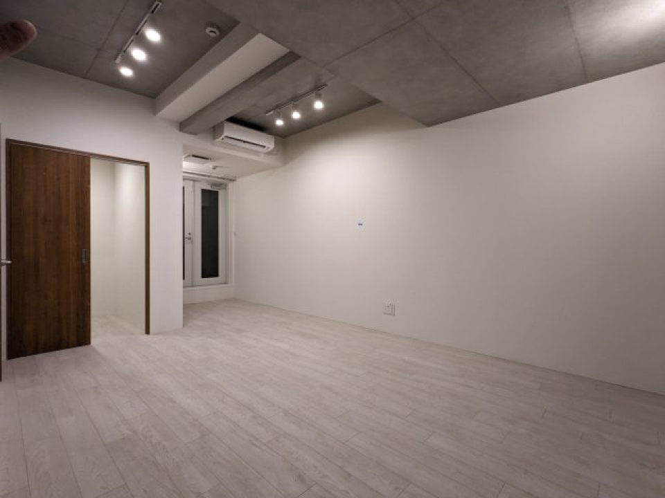 コンクリートとホワイトの壁のモダンなお部屋にようこそ。