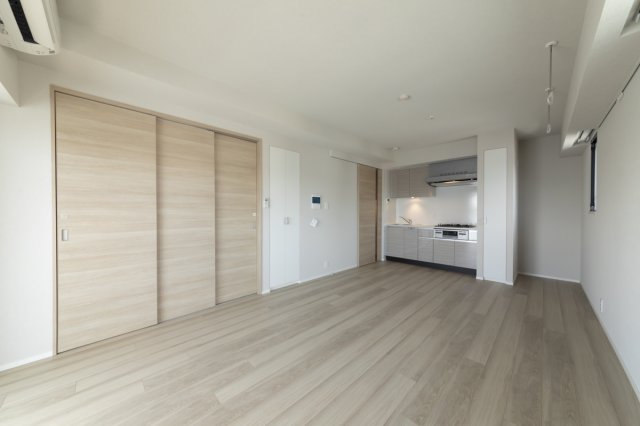 建具はフロアと合わせた木目調。※参考写真