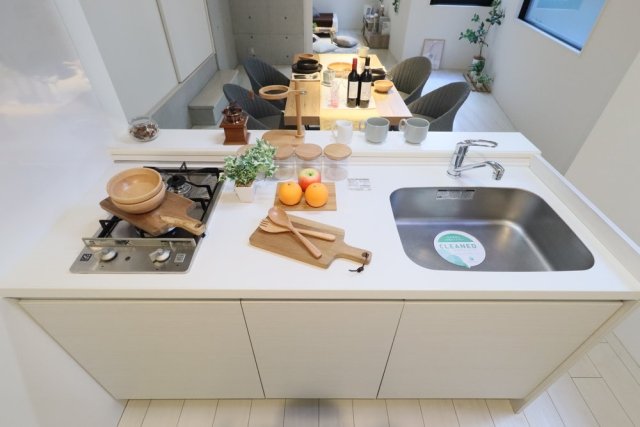 2口のガスコンロが導入されています。
※家具･小物はイメージです