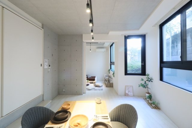 奥には洋室があります。
※家具･小物はイメージです