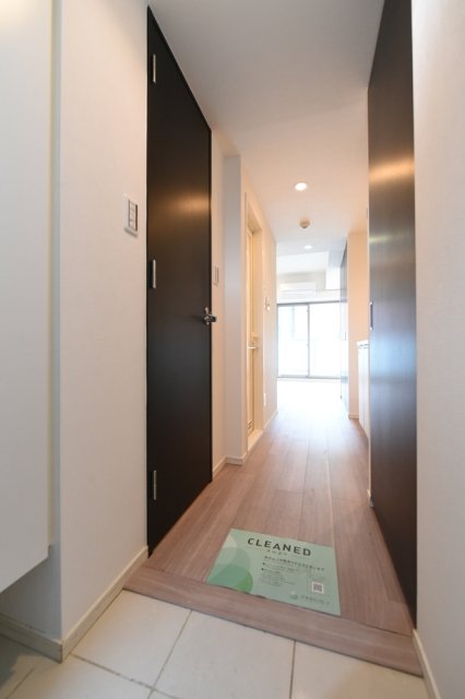 玄関です。
さてさて、タイトルに書いた黒い扉が二つ出てきましたよ。