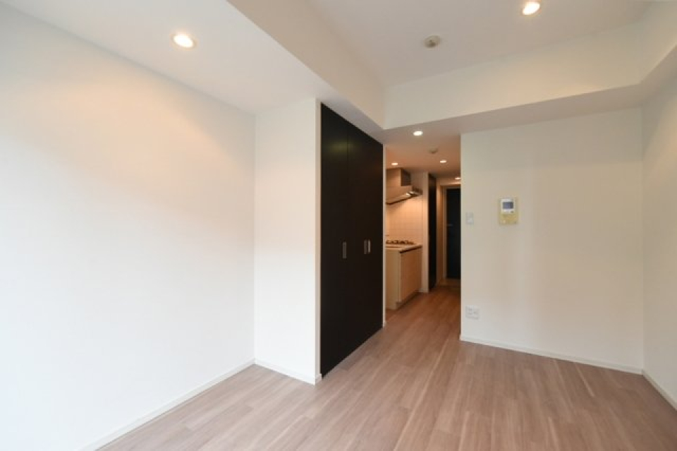 東京メトロ日比谷線『六本木』から徒歩10分の１R。落ち着いた雰囲気のお部屋です。