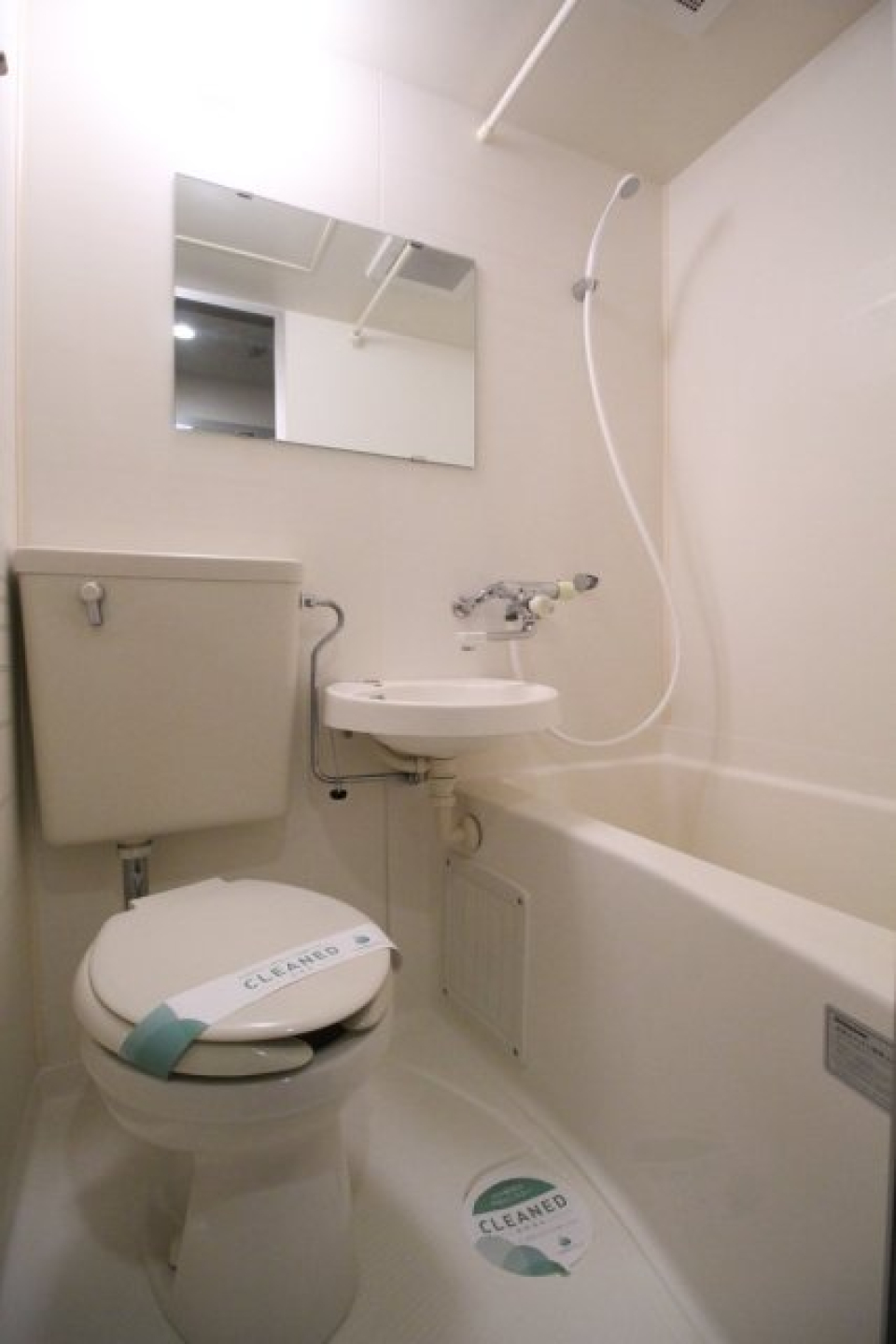 トイレ、浴槽、洗面台は同じ空間にあります。