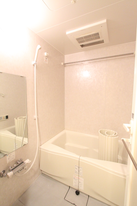 お風呂です。嬉しいフタ付きです。
※参考写真