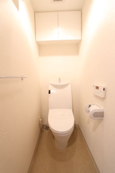 トイレです。頭上に収納棚があります。
※参考写真