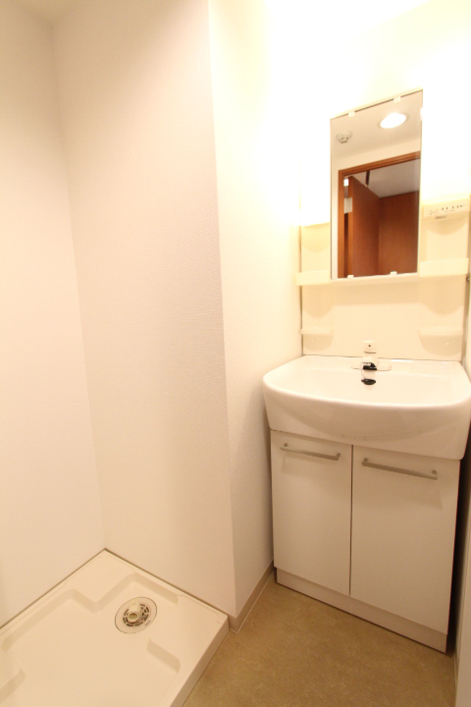 洗面台と洗濯置き場です。
※参考写真