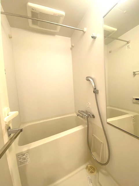 白くまとめられた浴室。